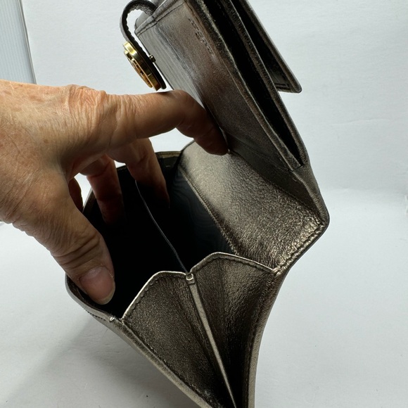 Gucci Patent Hysteria Continenta Gold Metallic Bi fold Wallet 23693 - Picture 6 of 8